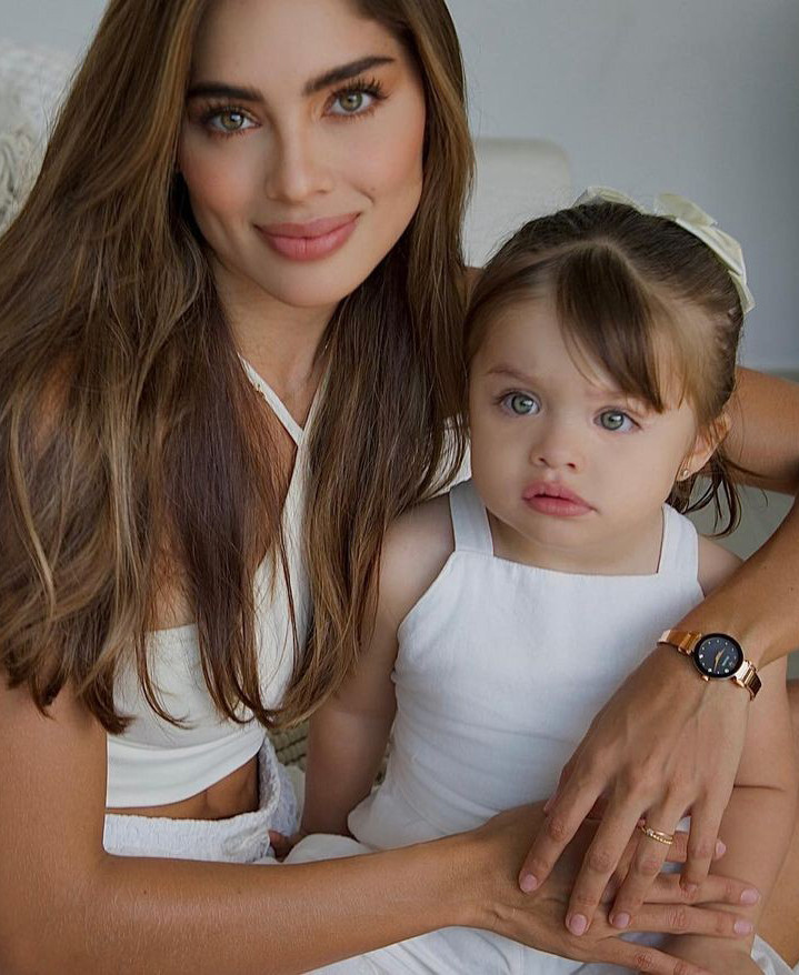 Camila Avella đại diện Colombia tham dự Hoa hậu Hoàn vũ 2023. Cô đã kết hôn và có con.