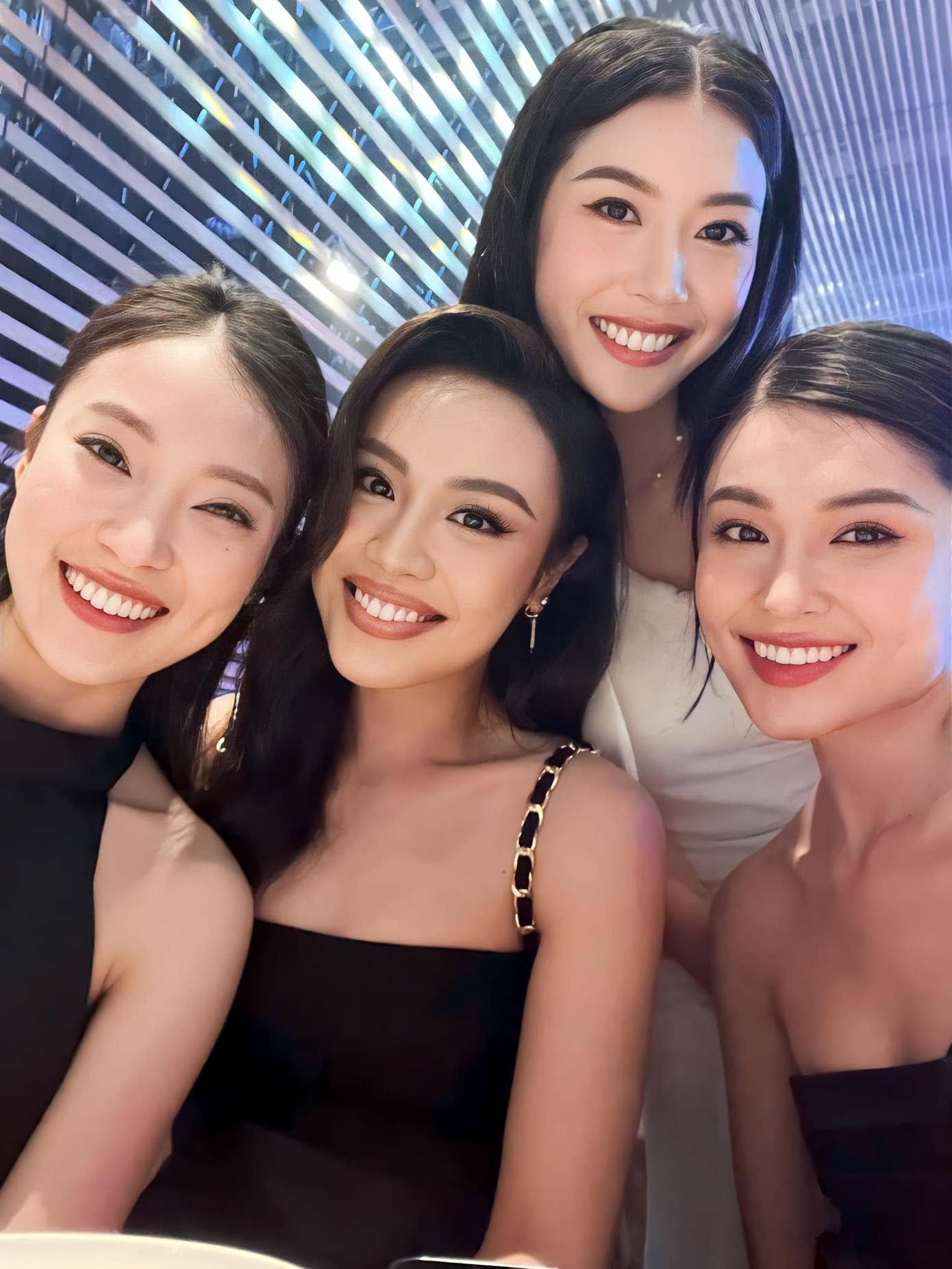 Á hậu Thủy Tiên, Á hậu Thùy Dung là những người bạn thân ngoài đời của Phương Anh.