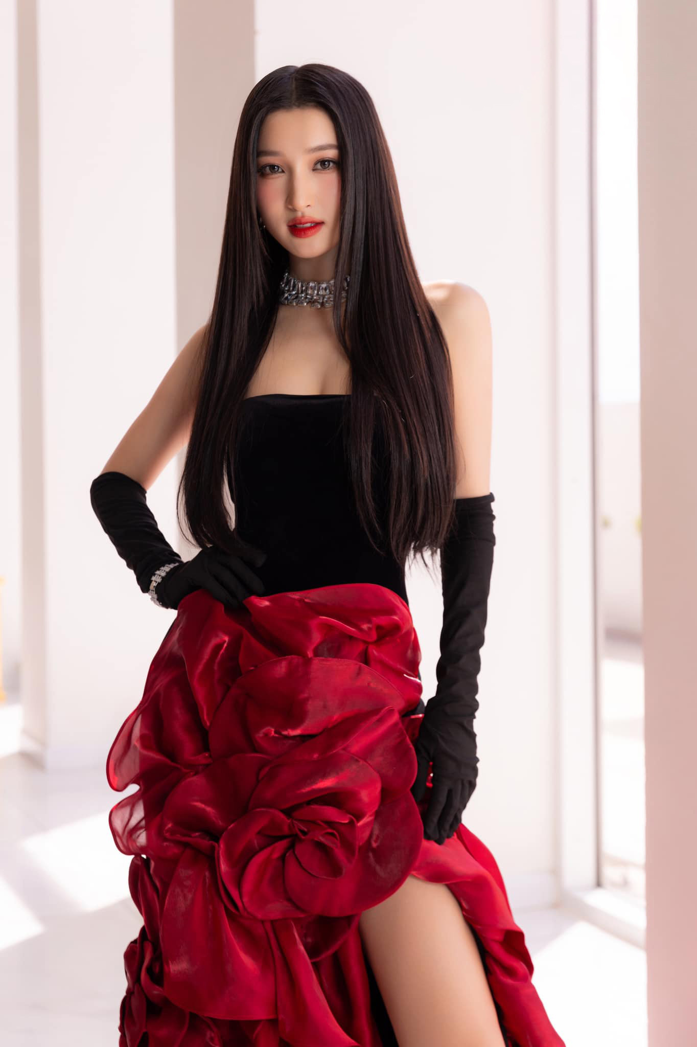 Phương Nhi sinh năm 2002, quê Thanh Hóa. Cô giành ngôi Á hậu 2 cuộc thi Miss World Vietnam 2022, giải phụ Người có làn da đẹp nhất nhờ gương mặt sáng sân khấu. Sau cuộc thi, cô ghi dấu ấn với vẻ đẹp ngọt ngào. Hiện, cô là gương mặt tham gia nhiều sàn diễn thời trang. Gần đây, Phương Nhi được đánh giá có sự lột xác về phong cách thời trang.