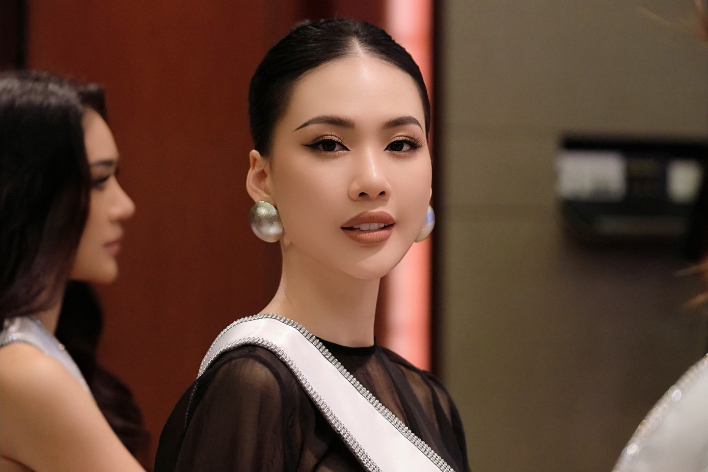 Bùi Quỳnh Hoa diện váy đen kín đáo, thanh lịch. Bùi Quỳnh Hoa sinh năm 1998, cao 1,72 m cùng số đo ba vòng 86-60-93 cm, đến từ Hà Nội. Cô được đánh giá là ứng viên có kinh nghiệm thi sắc đẹp ấn tượng với các thành tích: Top 45 Hoa hậu Hoàn vũ Việt Nam 2017, Quán quân Siêu mẫu Việt Nam 2018 (giải thưởng phụ Siêu mẫu có gương mặt đẹp nhất), Top 10 Hoa hậu Hoàn vũ Việt Nam 2022, Quán quân Siêu mẫu Quốc tế 2022.