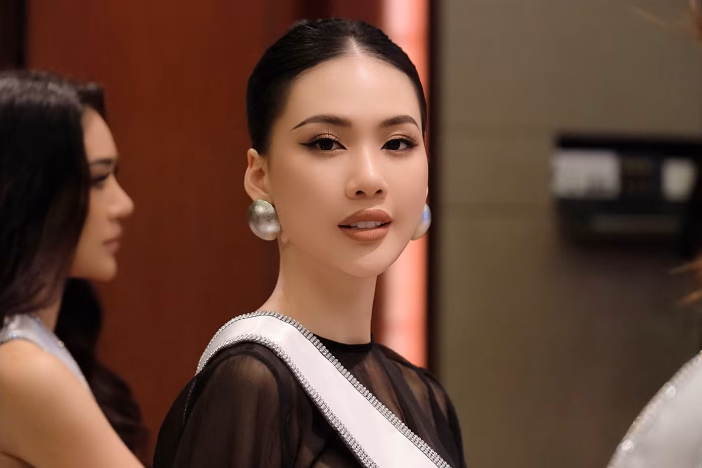 Bùi Quỳnh Hoa diện váy đen kín đáo, thanh lịch. Bùi Quỳnh Hoa sinh năm 1998, cao 1,72 m cùng số đo ba vòng 86-60-93 cm, đến từ Hà Nội. Cô được đánh giá là ứng viên có kinh nghiệm thi sắc đẹp ấn tượng với các thành tích: Top 45 Hoa hậu Hoàn vũ Việt Nam 2017, Quán quân Siêu mẫu Việt Nam 2018 (giải thưởng phụ Siêu mẫu có gương mặt đẹp nhất), Top 10 Hoa hậu Hoàn vũ Việt Nam 2022, Quán quân Siêu mẫu Quốc tế 2022.