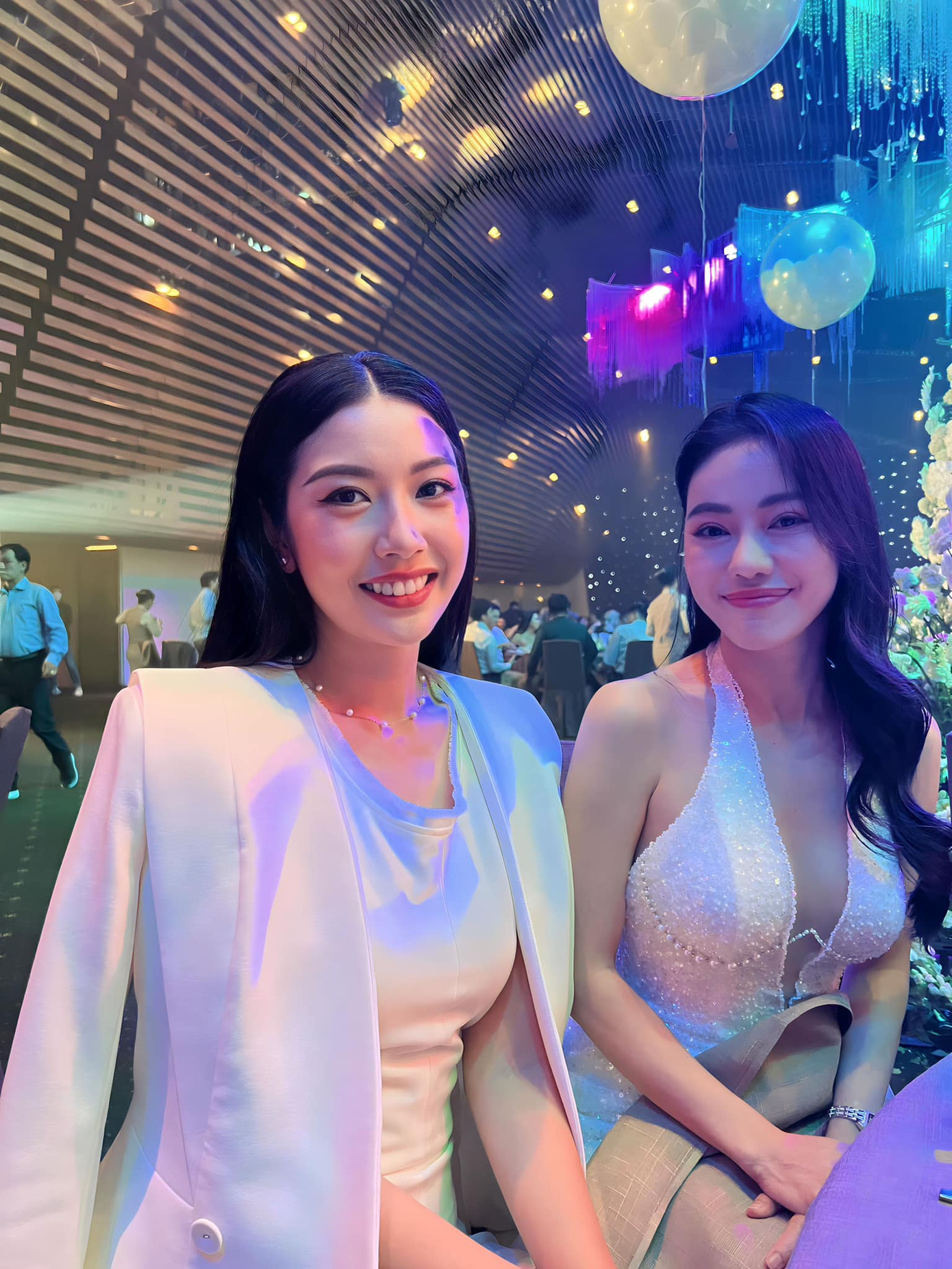 Á hậu Thúy Vân, Hoa hậu Khánh Vân tới dự đám cưới Phương Anh.