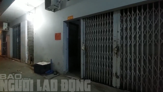 Tại một chung cư mini khác nằm trên đường Số 4 (phường An Lạc A, quận Bình Tân), lối ra vào của chung cư này cũng chỉ vừa cho 2 người bước vào, khu vực cầu thang khá tối. Tại một chung cư mini khác nằm trên đường Số 4 (phường An Lạc A, quận Bình Tân), lối ra vào của chung cư này cũng chỉ vừa cho 2 người bước vào, khu vực cầu thang khá tối.