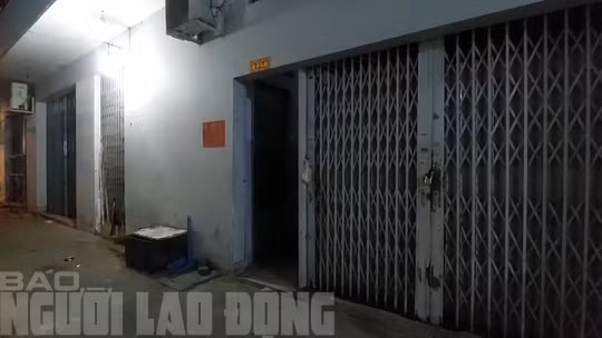Tại một chung cư mini khác nằm trên đường Số 4 (phường An Lạc A, quận Bình Tân), lối ra vào của chung cư này cũng chỉ vừa cho 2 người bước vào, khu vực cầu thang khá tối.