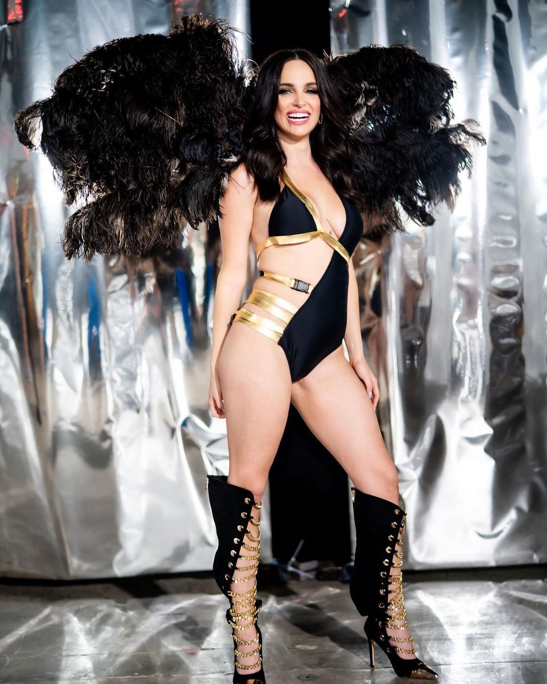 “Tôi hy vọng trở thành Hoa hậu LGBTQ+ công khai đầu tiên, đóng vai trò là đại sứ toàn cầu nhằm ngăn chặn chiến tranh và bạo lực chống lại cộng đồng LGBTQ+ quốc tế”, cô chia sẻ khi được bổ nhiệm làm Miss Grand Ireland 2023.