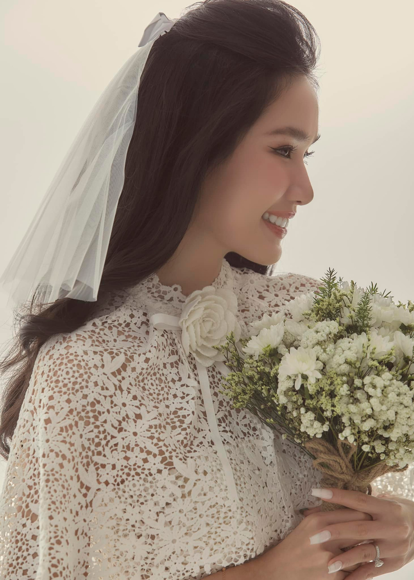 Phương Anh và doanh nhân Hồ Đắc Đức tổ chức lễ ăn hỏi tại nhà riêng ở TPHCM ngày 8/7. Hoa hậu Thiên Ân, Đỗ Thị Hà, Á hậu Ngọc Thảo, Kiều Loan và nhiều người đẹp tham gia đội bê tráp cho Phương Anh.