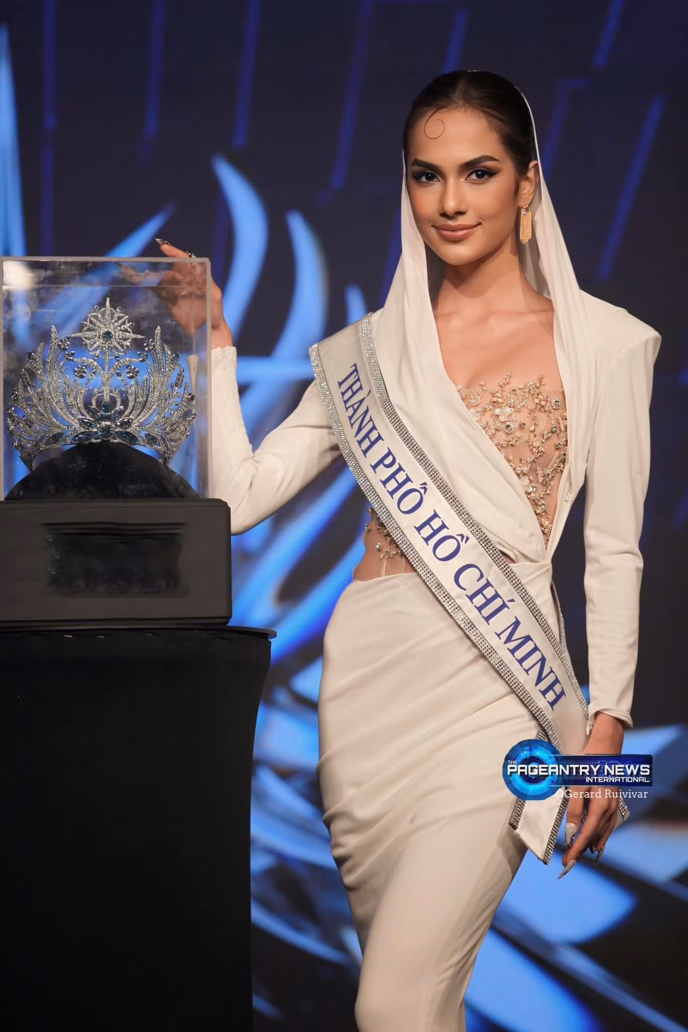 Ngày 18/9 đã diễn ra lễ trao sash và công bố vương miện của Miss Universe Vietnam 2023. Top 18 thí sinh diện trang phục lộng lẫy xuất hiện ở buổi lễ. Thí sinh Emma Maria Fernandez Lê diện váy trắng kèm mũ trùm đầu bí ẩn, cô là người đẹp lai thứ 2 tham dự Miss Universe Vietnam 2023. Cô sinh năm 2000, có bố là người Tây Ban Nha và mẹ là người Việt. Emma Lê cao 1,68 m, gương mặt sắc sảo và cơ thể cân đối.