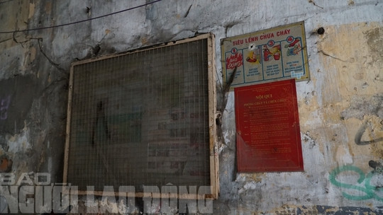 Chuông báo cháy và bảng nội quy phòng cháy chữa cháy tại chung cư Tôn Thất Đạm (phường Nguyễn Thái Bình, quận 1). Chuông báo cháy và bảng nội quy phòng cháy chữa cháy tại chung cư Tôn Thất Đạm (phường Nguyễn Thái Bình, quận 1).