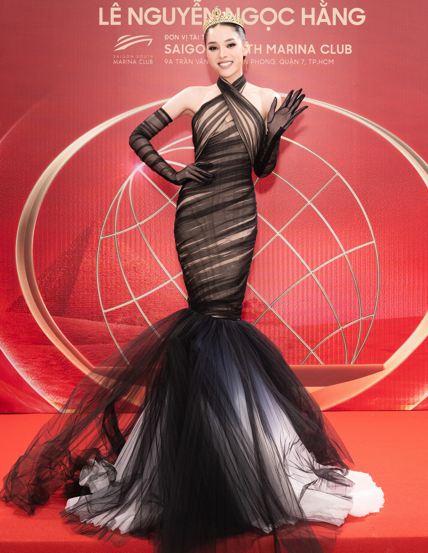 Á hậu 3 Lê Hồng Hạnh diện váy đuôi cá xếp ly cầu kỳ. Á hậu 4 Tâm Như diện váy xuyên thấu, đính hoa.