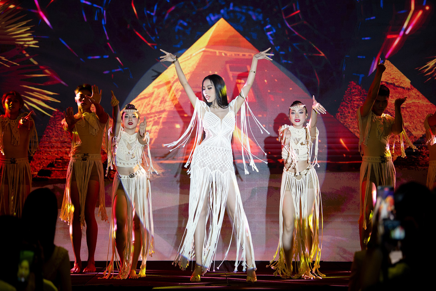 Trước đó, Ngọc Hằng được biết đến là người đẹp có khả năng ca hát ấn tượng. Khán giả bày tỏ hy vọng cô có dịp thể hiện tài năng của mình khi tham dự cuộc thi Hoa hậu Liên lục địa 2023 ở Ai Cập.