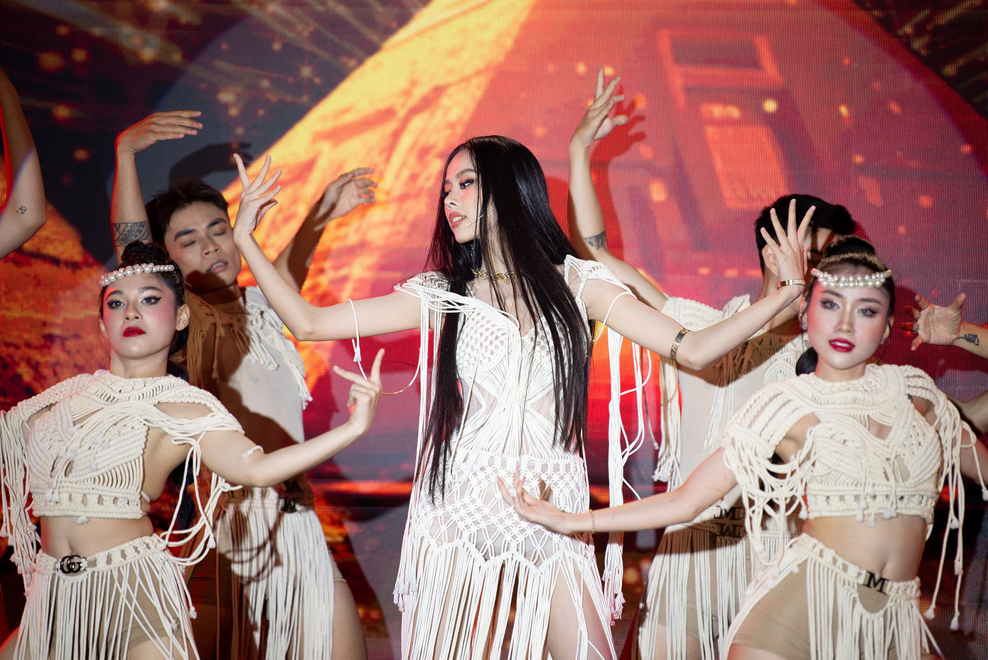 Trước đó, Ngọc Hằng được biết đến là người đẹp có khả năng ca hát ấn tượng. Khán giả bày tỏ hy vọng cô có dịp thể hiện tài năng của mình khi tham dự cuộc thi Hoa hậu Liên lục địa 2023 ở Ai Cập.