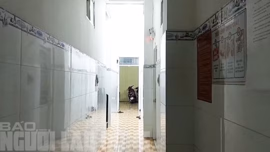 Lối ra vào của chung cư mini (đường Số 1, phường An Lạc A, quận Bình Tân). Dù tại đây có bảng nội quy phòng cháy chữa cháy nhưng không thấy hệ thống chữa cháy tại chung cư mini này.