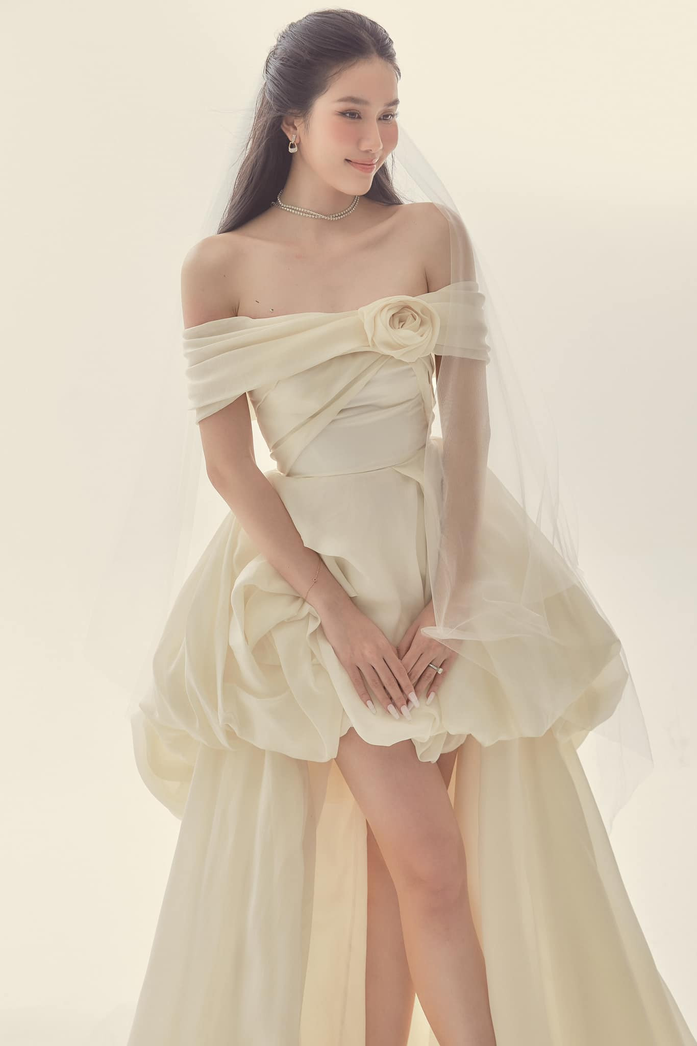 Bộ ảnh cưới của Phương Anh được thực hiện theo phong cách tối giản. Người đẹp cho biết cô ưa thích sự giản dị, trang nhã.