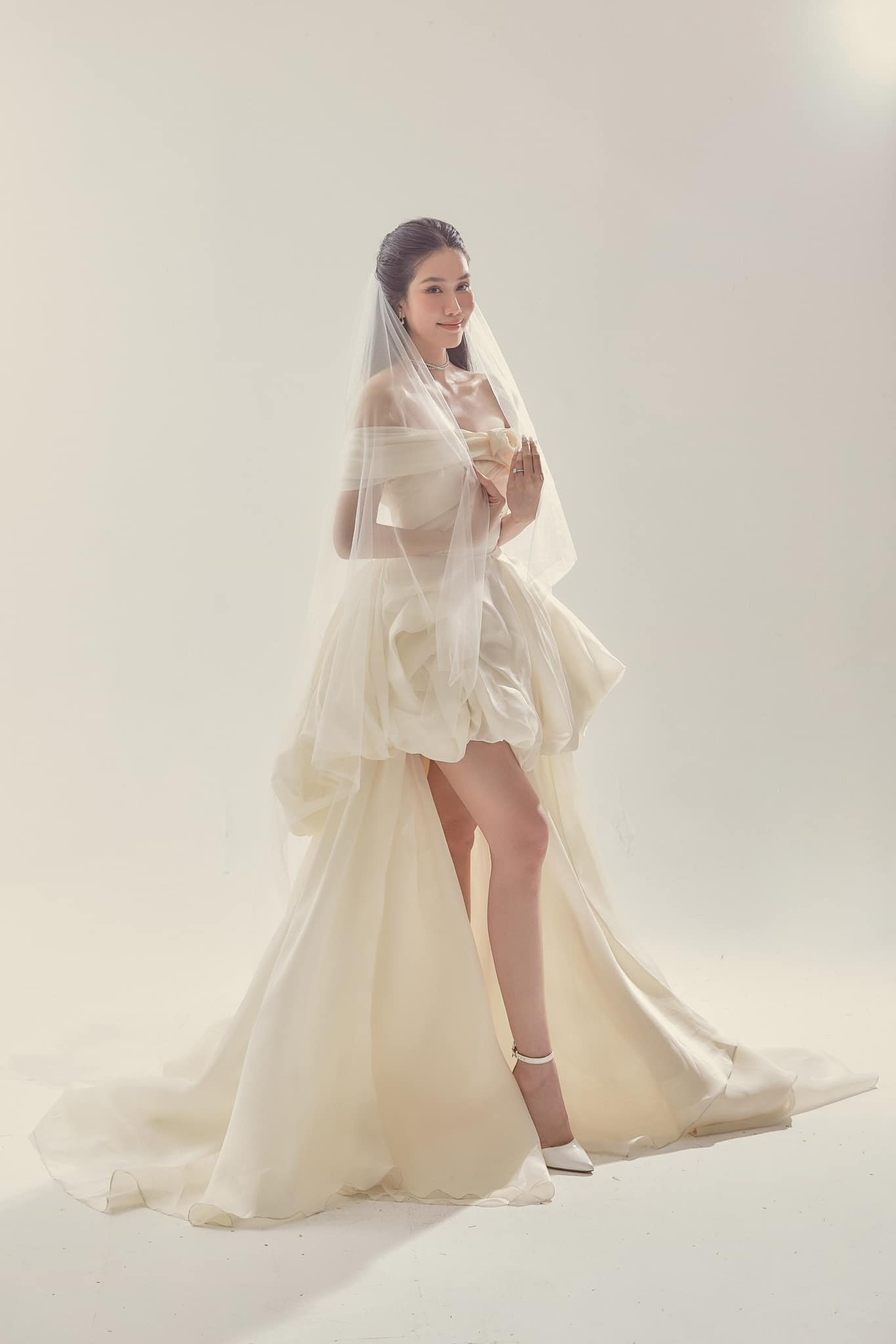 Những ngày này, Phương Anh đang bận rộn chuẩn bị cho đám cưới. Cô phải di chuyển nhiều nơi, ra Hà Nội để gửi thiệp mời. Trên trang cá nhân, người đẹp cũng chia sẻ hình ảnh tham quan ở thủ đô giữa tiết trời mùa thu.