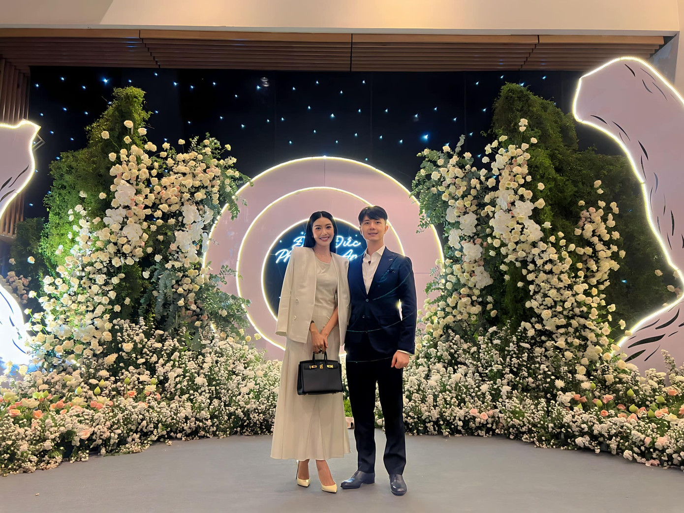 Á hậu Thúy Vân, Hoa hậu Khánh Vân tới dự đám cưới Phương Anh.