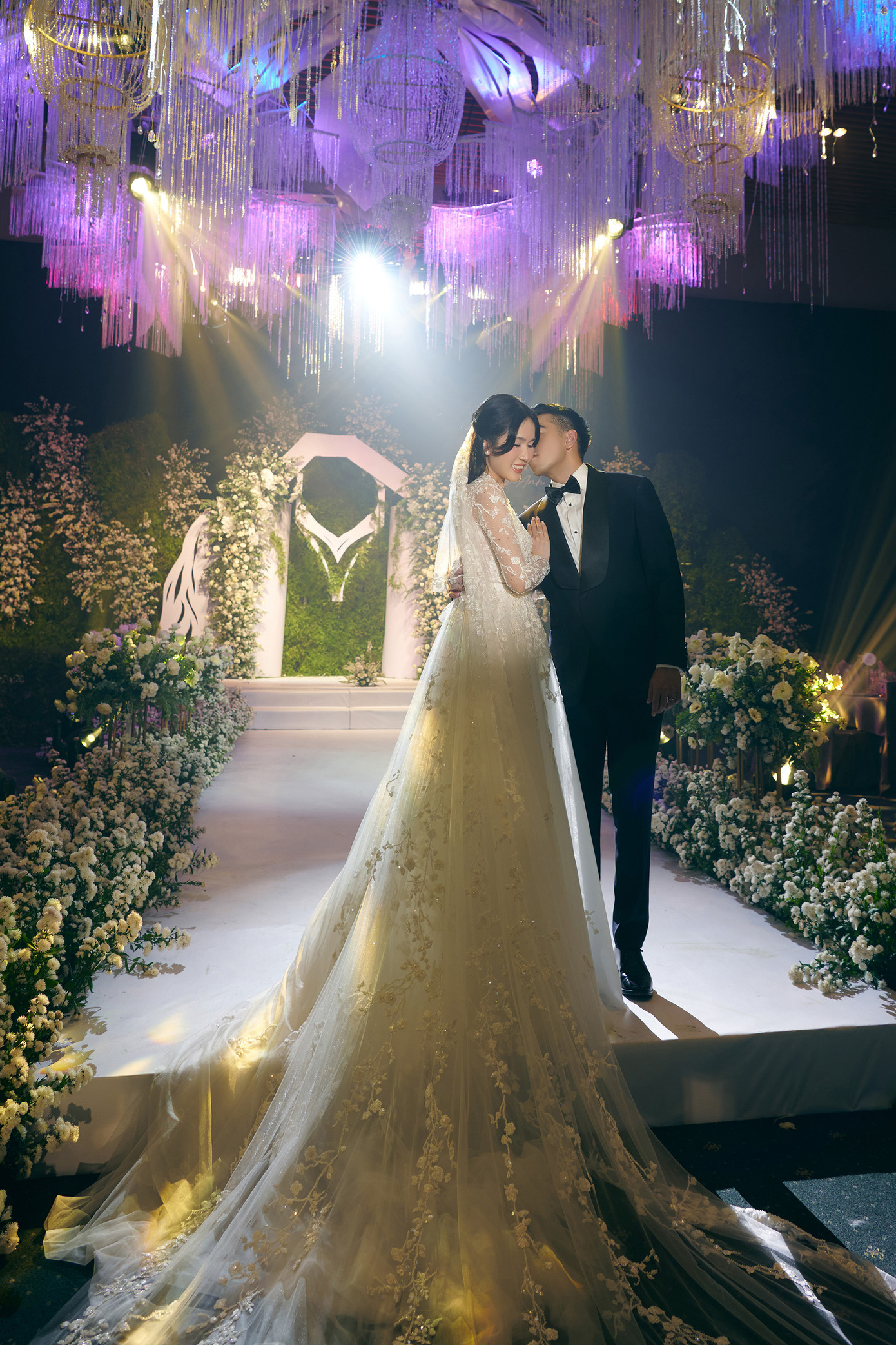 Tối 17/9, lễ cưới của Á hậu Phương Anh và chồng Đắc Đức đã diễn ra tại TPHCM với sự tham của gần 900 khách mời trong đó nhiều nghệ sĩ nổi tiếng và dàn hoa, á hậu.