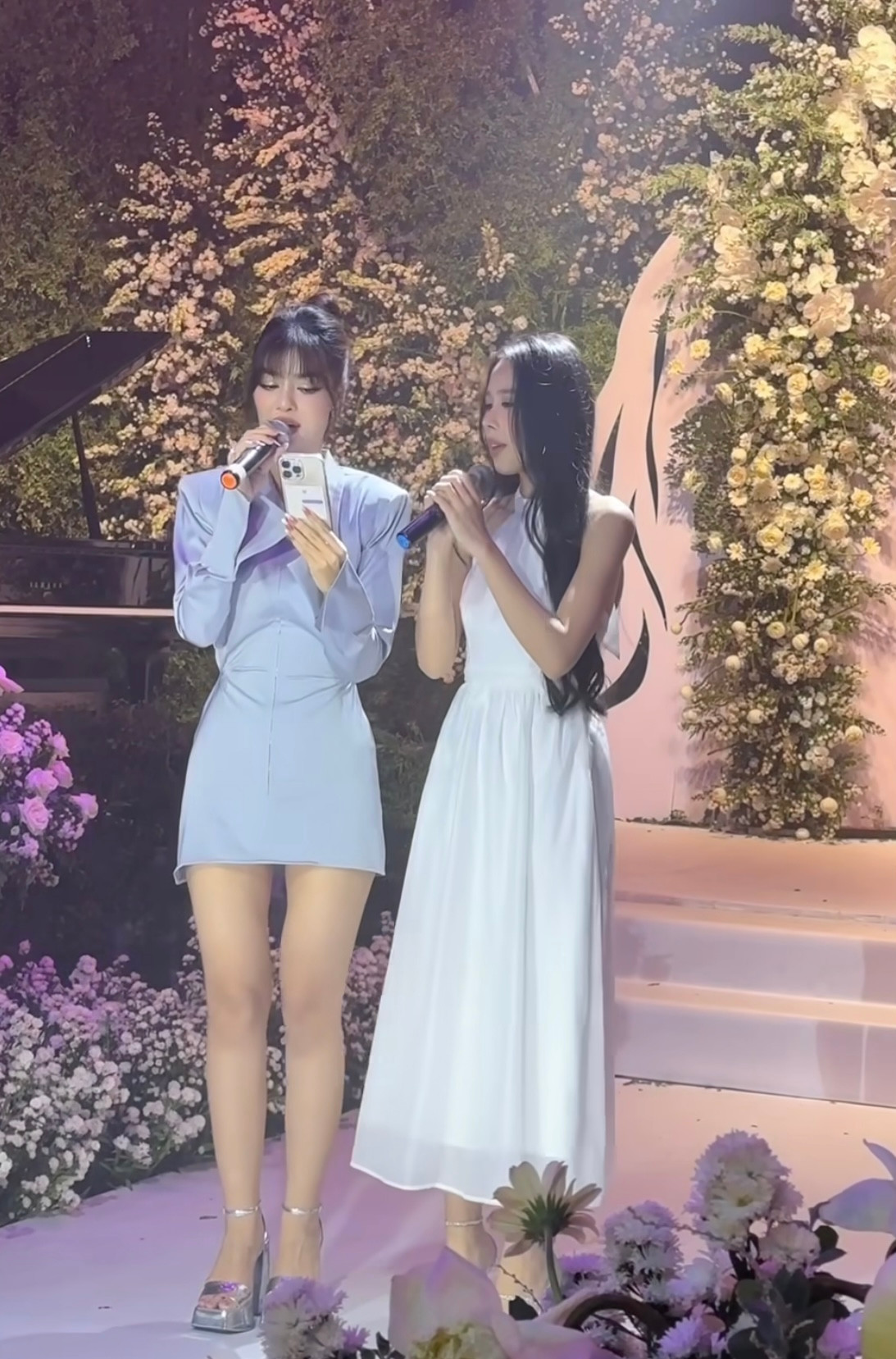 Á hậu Kiều Loan và Ngọc Hằng gửi tới Phương Anh ca khúc Hơn cả yêu. Giọng ca ngọt ngào của 2 người đẹp nhận được nhiều tràng pháo tay từ khán giả.