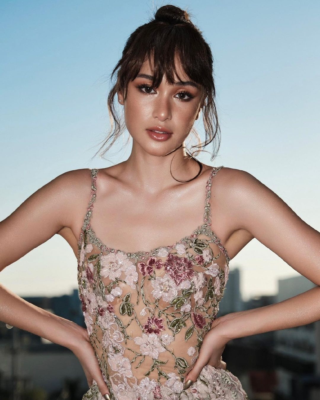 Đại diện Philippines - Nicole Borromeo có 116.000 người theo dõi trên instagram. Người đẹp năm nay 22 tuổi, có nhan sắc ngọt ngào với gương mặt trong sáng. Nicole Borromeo là sinh viên chuyên ngành thiết kế và là người mẫu nổi tiếng ở Philippines. Cô cao 1,72 m, nặng 55 kg, thân hình cân đối, quyến rũ.