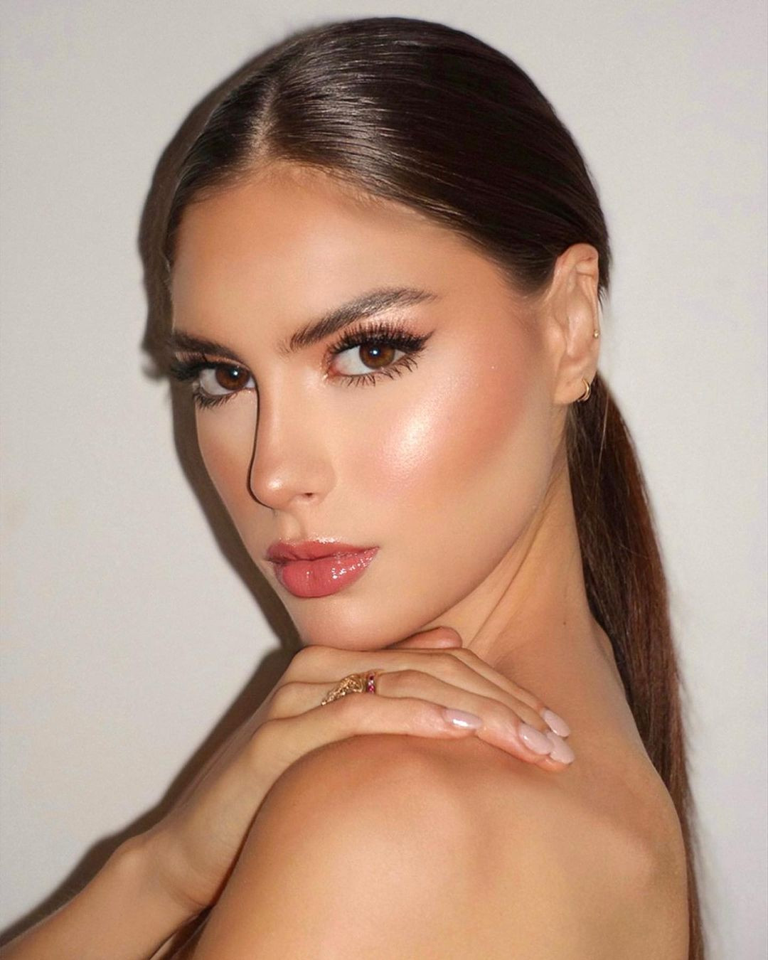 Đại diện Colombia - Sofía Osío Luna có hơn 150.000 người theo dõi trên instagram. Sofia Osio Luna là đương kim Hoa hậu Colombia đầu tiên kể từ những năm 1960 tham gia cuộc thi Hoa hậu Quốc tế. Người đẹp sinh ra ở Barranquilla, Atlántico. Hiện cô là chuyên gia về Tiếp thị và Truyền thông Thời trang của Học viện Thiết kế châu Âu ở Barcelona. Sofia cũng thông thạo tiếng Anh vì đây là ngôn ngữ thứ 2 của cô.