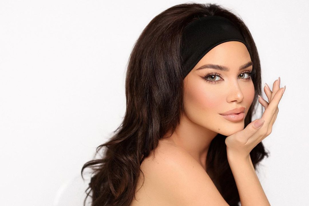 Endi Demneri năm nay 24 tuổi. Cô có bằng thạc sĩ về thiết kế và nghệ thuật. Endi Demneri năm nay 24 tuổi. Cô có bằng thạc sĩ về thiết kế và nghệ thuật.