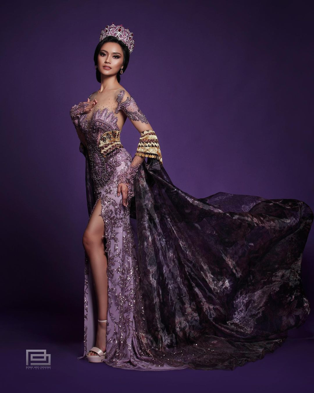 Đại diện Indonesia - Farhana Nariswari có 104.000 người theo dõi trên instagram. Người đẹp năm nay 26 tuổi đến từ tỉnh Bandung. Cô được giới thiệu có chiều cao 1,72 m và thích du lịch, nấu ăn. Farhana Nariswari được đánh giá là người đẹp năng động, có khả năng ứng xử và thuyết trình ấn tượng. Cô tham gia các công tác xã hội ở nhiều quốc gia trên thế giới, từng vào top 5 cuộc thi hùng biện AMSA Indonesia 2018.