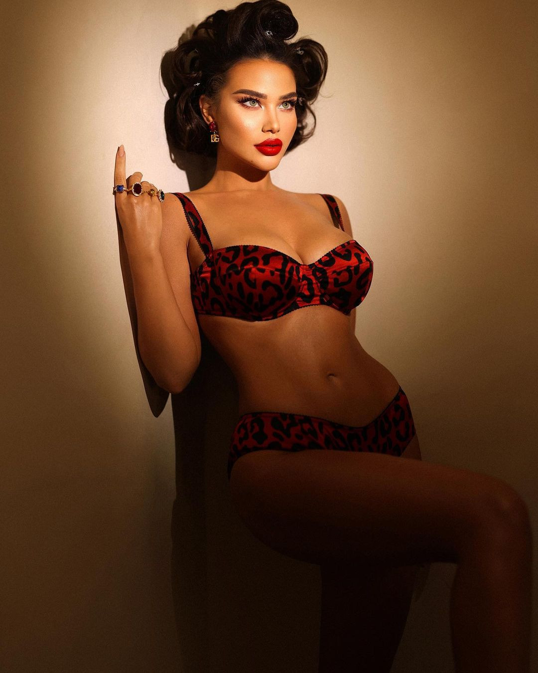 Người đẹp có gương mặt hiện đại, cá tính với đôi môi dày gợi cảm. Endi Demneri cũng có sắc vóc đầy đặn, nóng bỏng. Người đẹp có gương mặt hiện đại, cá tính với đôi môi dày gợi cảm. Endi Demneri cũng có sắc vóc đầy đặn, nóng bỏng.