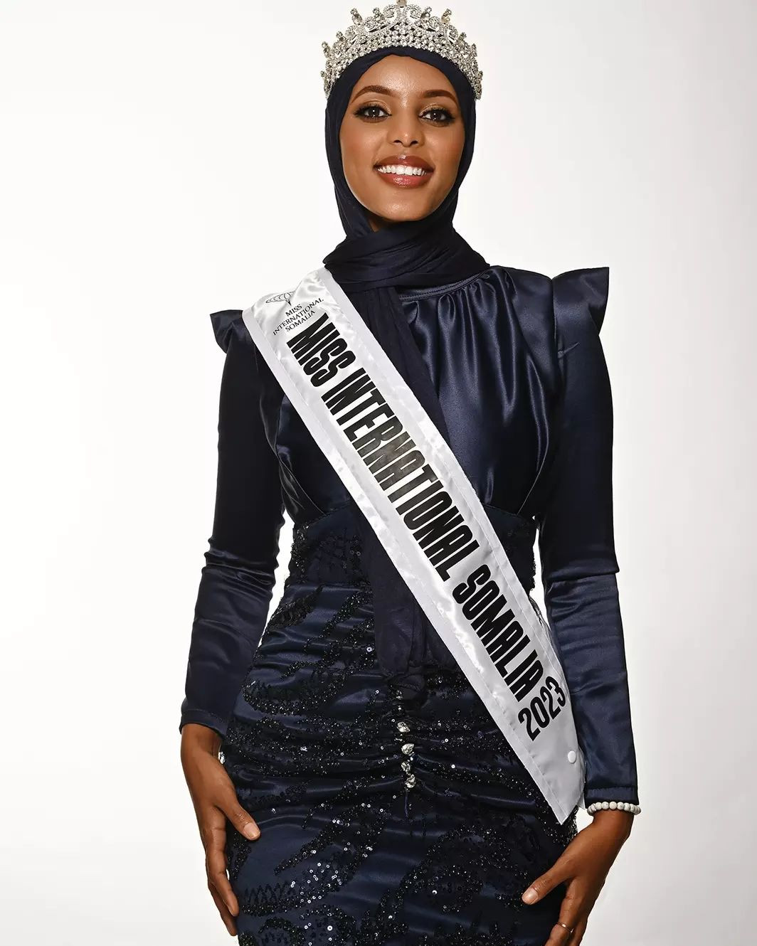 Đại diện Somalia - Iqra Ahmed Hassan có gần 150.000 người theo dõi trên mạng xã hội instagram. Fowsia năm nay 21 tuổi, sinh ra ở Kenya, lớn lên trong trại tị nạn Dagahaley. Fowsia là người ủng hộ giáo dục và là chuyên gia an ninh mạng. Cô đang theo học năm cuối đại học để lấy bằng khoa học về máy tính.