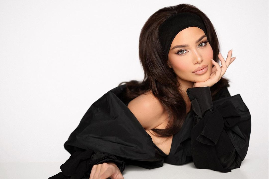 Endi Demneri năm nay 24 tuổi. Cô có bằng thạc sĩ về thiết kế và nghệ thuật. Endi Demneri năm nay 24 tuổi. Cô có bằng thạc sĩ về thiết kế và nghệ thuật.