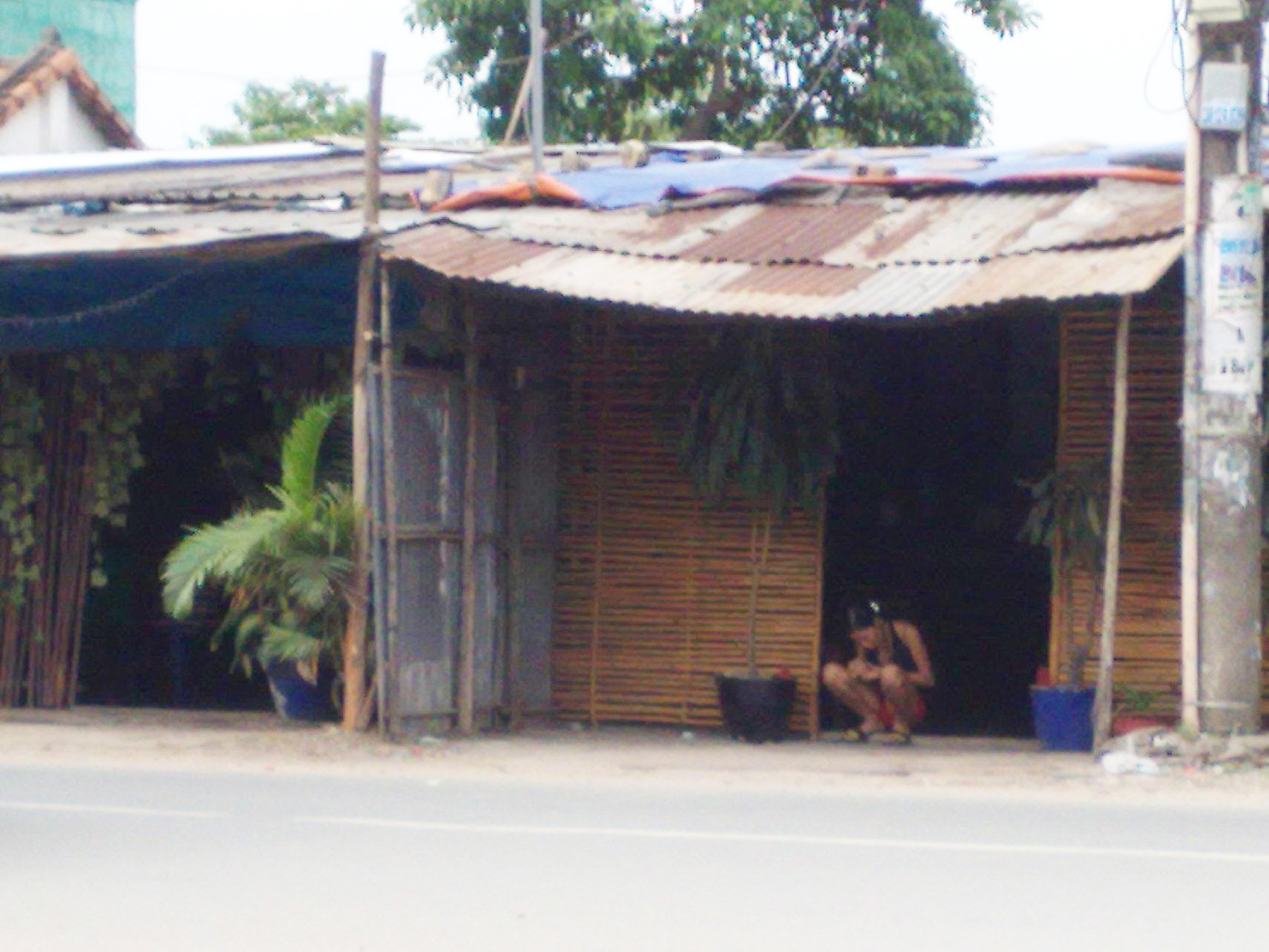 Trong những quán cà phê lụp xụp này có dịch vụ... tới Z. Ảnh: PV