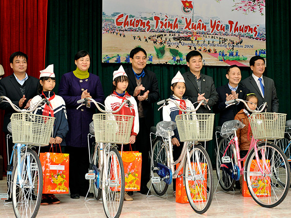 Tặng quà Tết cựu TNXP và học sinh có hoàn cảnh khó khăn ảnh 8