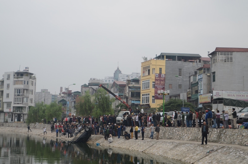 Khoảng 5h sáng nay chiếc xe lao xuống hồ Hào Nam