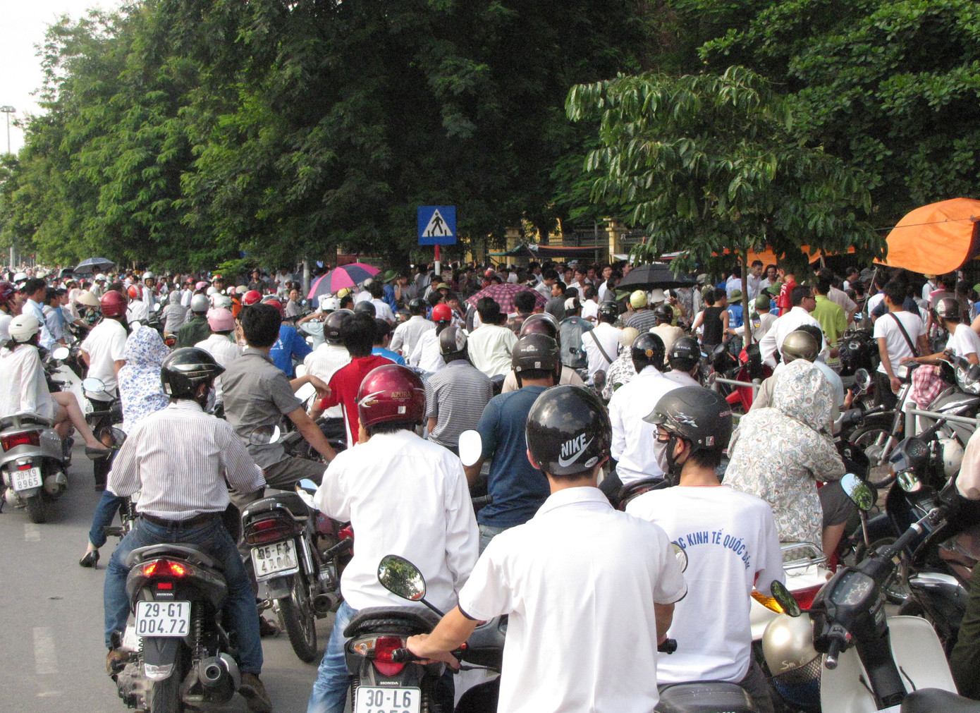 Ngay từ đầu giờ chiều, rất nhiều phụ huynh đã đứng dưới lòng đường Giải Phóng chờ đón các sĩ tử