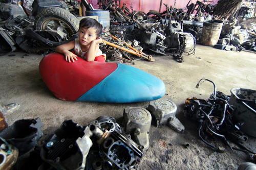 Những em bé từ nhỏ đã gắn bó với nghề mổ xe này