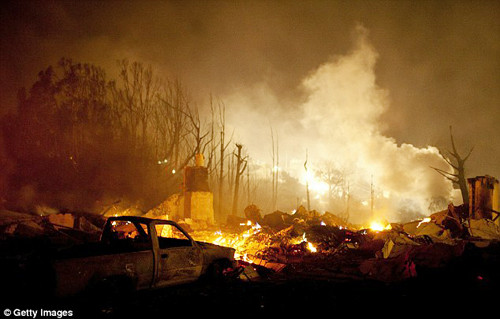 Khung cảnh hoang tàn ở ngoại ô San Francisco sau vụ nổ. Hiện công ty sở hữu tuyến đường ống khí đốt bị nổ gây ra cháy lớn vẫn chưa xác định được nguyên nhân của vụ việc này - Ảnh: Getty Images
