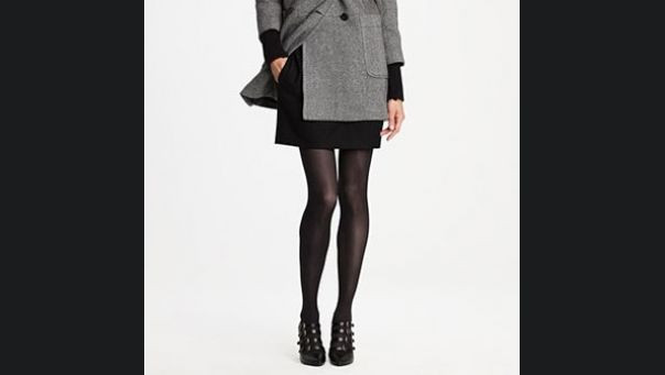 Tất đen mờ hoặc cà phê giúp cho đôi chân của bạn thon hơn, nó đặc biệt phù hợp với váy ngắn. 