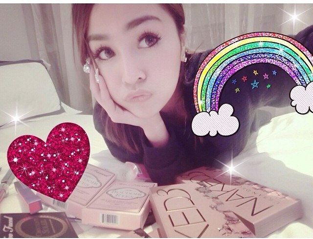 Sinh ra trong một gia đình giàu có và địa vị, từ nhỏ Ploywarin đã biết làm mình nổi bật với việc 