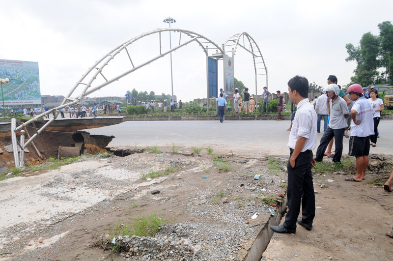 Nhiều người dân hiếu kỳ đổ xô đến xem