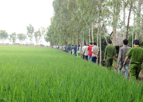 Hiện trường anh Dũng bị sát hại gần nửa năm trước là con lộ nằm cạnh ruộng lúa này. Cách thửa ruộng khoảng 20 m là ao nước được tát để mò hung khí