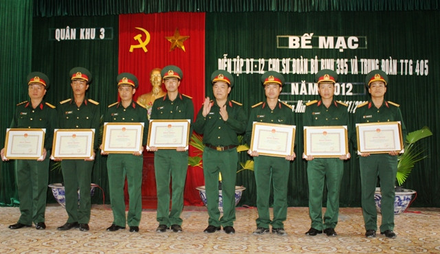 Ban tổ chức trao thưởng cho các tập thể, cá nhân hoàn thành xuất sắc nhiệm vụ diễn tập