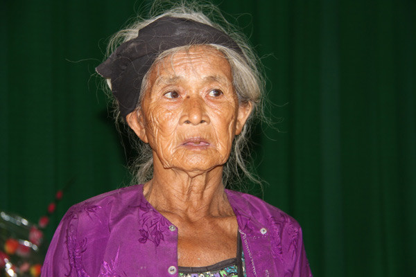 Một người phụ nữ cao niên ở Nông Cống (Thanh Hóa) khắc khổ, thất thần vì bão lũ gây thiệt hại nặng nề cho gia đình