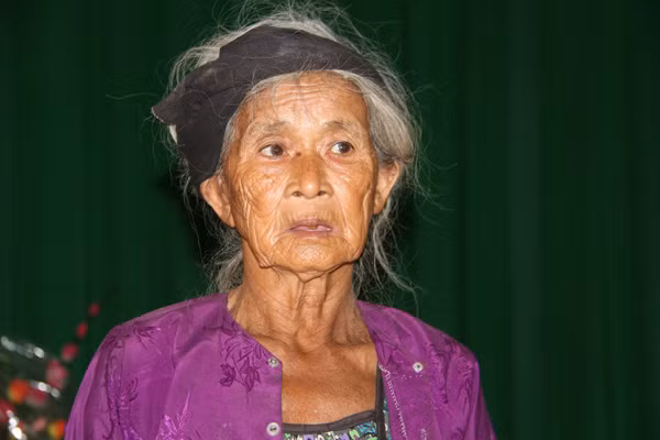 Một người phụ nữ cao niên ở Nông Cống (Thanh Hóa) khắc khổ, thất thần vì bão lũ gây thiệt hại nặng nề cho gia đình