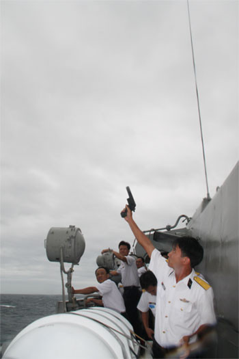 Bắn pháo hiệu lệnh bắt đầu luyện tập tìm kiếm cứu nạn