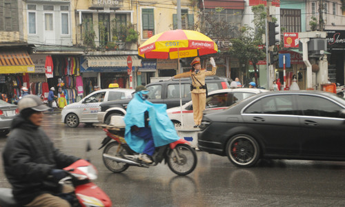 Nữ cảnh sát giao thông đội 1 phân luồng tại ngã năm Cửa Nam - Điện Biên Phủ, ngã tư Tràng Tiền - Hàng Khay. Ảnh: Tuấn Nguyễn.