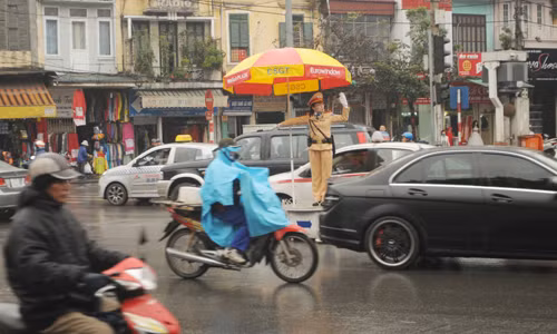 Nữ cảnh sát giao thông đội 1 phân luồng tại ngã năm Cửa Nam - Điện Biên Phủ, ngã tư Tràng Tiền - Hàng Khay. Ảnh: Tuấn Nguyễn.