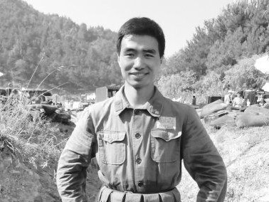 Vương Hải Ba đóng binh lính trong một bộ phim. Ảnh: Sina.