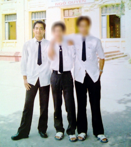 Nghĩa (ngoài cùng bên trái) và hai người bạn thân, trong đó có nhân vật H. Nghĩa (ngoài cùng bên trái) và hai người bạn thân, trong đó có nhân vật H