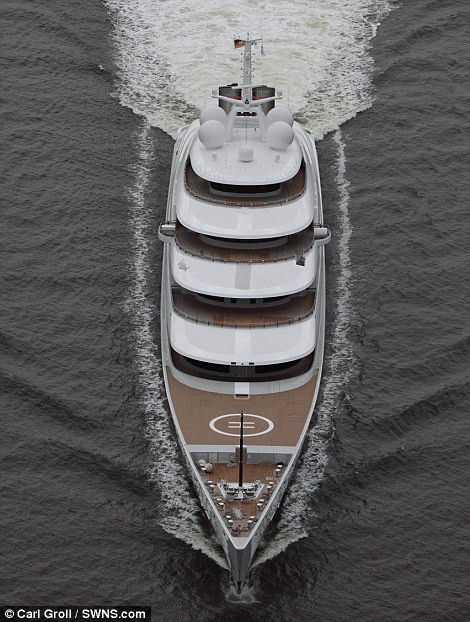 Chiều dài của chiếc du thuyền này là 180 mét và có thể di chuyển với tốc độ cao trong vùng nước ấm, cạn