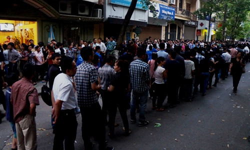 Hàng người vẫn tiếp tục nối dài 2 lượt trên đường Hàng Chuối