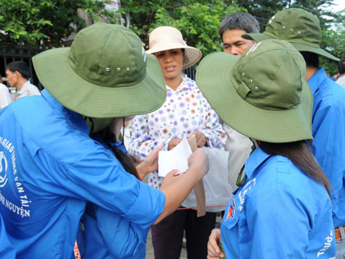 Trong ảnh là các sinh viên tình nguyện ĐH GTVT đang chỉ dẫn cho một phụ huynh các tuyến xe buýt từ ĐH GTVT về Gia Lâm để về Hưng Yên sau khi con thi xong cả đợt 1