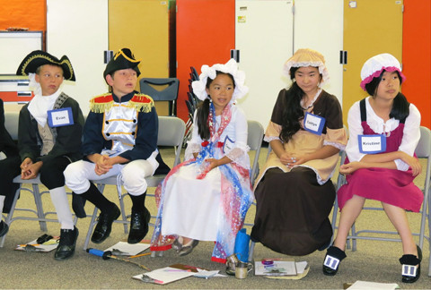 Các học sinh mặc trang phục lịch sử và tái hiện từng giai đoạn của lịch nước Mỹ dưới sự hướng dẫn của một thầy giáo. Những trang phục này do các em và bố mẹ tìm hiểu theo hướng dẫn của giáo viên, rồi tự may hoặc đi đặt may